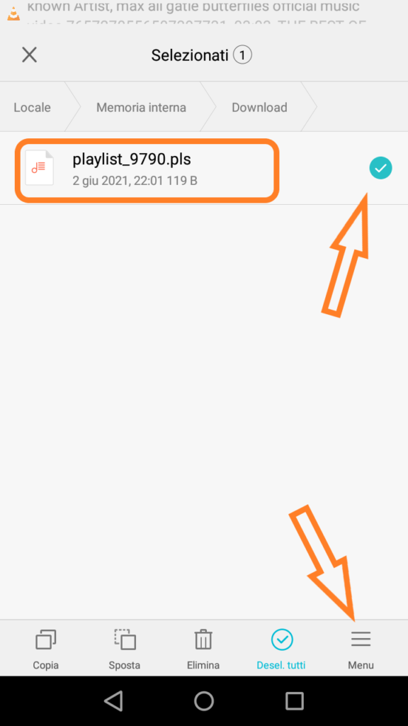 Cercate il file "playlist_9790.pls. In quasi tutti i telefoni basta una semplice pressione per passare alla schermata successiva. se non dovesse succedere e tenete premuto sul nome del file fino a che appare la spunta verde e premere il tasto menu in basso a destra. Anche in questo caso potrebbe essere che sia in posizioni diverse.
